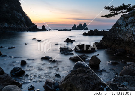 静岡県南伊豆町　夜明けの蓑掛岩 124328303