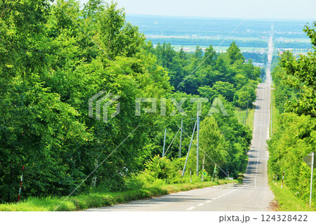 北海道　天に続く道 124328422