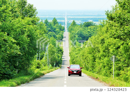 北海道 天に続く道を走る車 北海道 天に続く道を走る車 124328423
