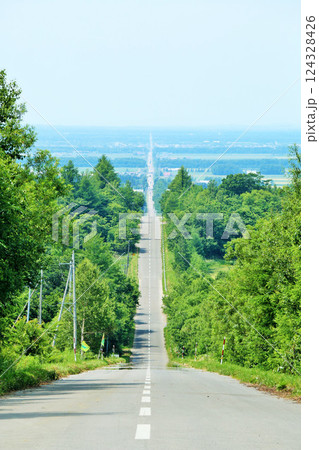 北海道　天に続く道 124328426
