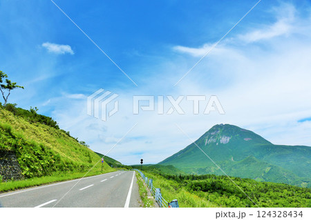 北海道 知床 青空の羅臼岳 北海道 知床 青空の羅臼岳 124328434