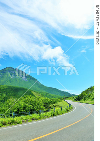 北海道　知床　青空の羅臼岳 124328438