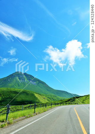 北海道　知床　青空の羅臼岳 124328440