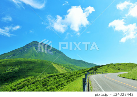 北海道 知床 青空の羅臼岳 北海道 知床 青空の羅臼岳 124328442