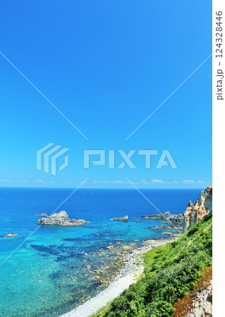 北海道　青空と青い海の島武意海岸 124328446