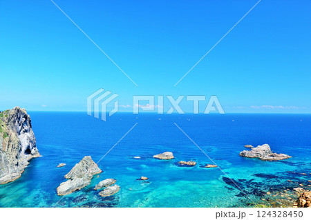 北海道　青空と青い海の島武意海岸 124328450