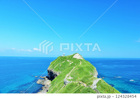 北海道　青空と青い海の神威岬 124328454