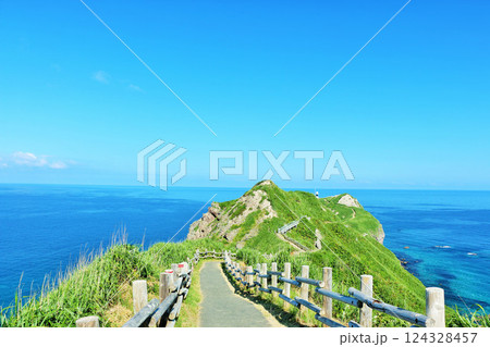 北海道　青空と青い海の神威岬 124328457
