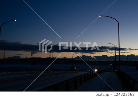 冬の朝方の道路 124328568
