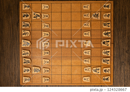 将棋盤の上に将棋の駒が並べられている 124328667