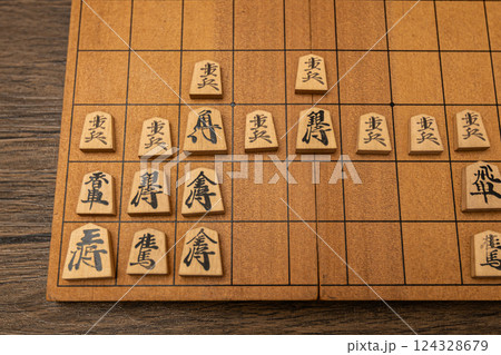 将棋盤の上に将棋の駒が並べられている　穴熊戦法で防御している 124328679