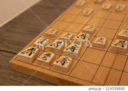 将棋盤の上に将棋の駒が並べられている　穴熊戦法で防御している 124328680