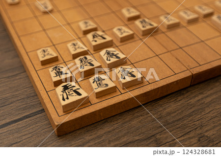 将棋盤の上に将棋の駒が並べられている　穴熊戦法で防御している 124328681