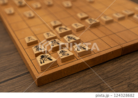 将棋盤の上に将棋の駒が並べられている　穴熊戦法で防御している 124328682