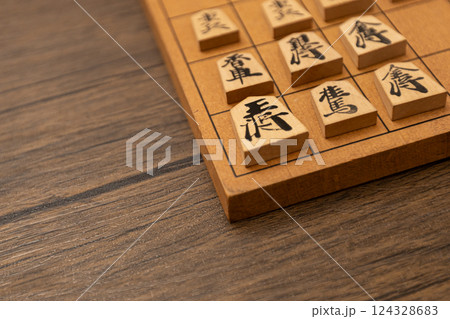 将棋盤の上に将棋の駒が並べられている　穴熊戦法で防御している 124328683