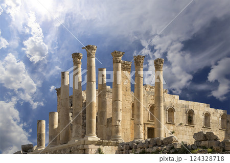 Temple of Zeus, Jordanian city of Jerash  (Gerasa of Antiquity), capital and largest city of Jerash Governorate, Jordan. Against the background of a beautiful sky with clouds 124328718