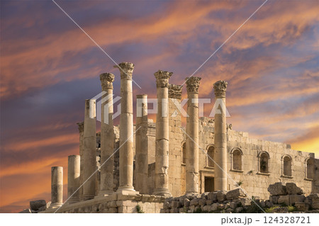 Temple of Zeus, Jordanian city of Jerash  (Gerasa of Antiquity), capital and largest city of Jerash Governorate, Jordan. Against the background of a beautiful sky with clouds 124328721