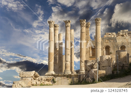 Temple of Zeus, Jordanian city of Jerash  (Gerasa of Antiquity), capital and largest city of Jerash Governorate, Jordan. Against the background of a beautiful sky with clouds 124328745