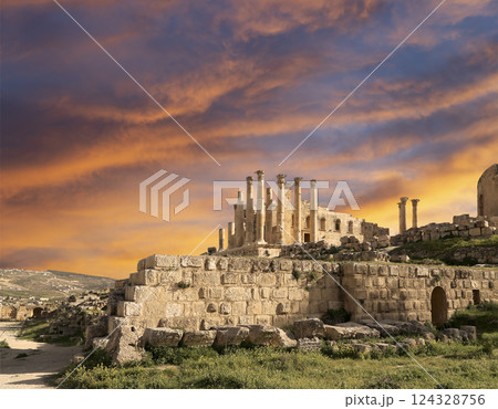 Temple of Zeus, Jordanian city of Jerash  (Gerasa of Antiquity), capital and largest city of Jerash Governorate, Jordan. Against the background of a beautiful sky with clouds 124328756