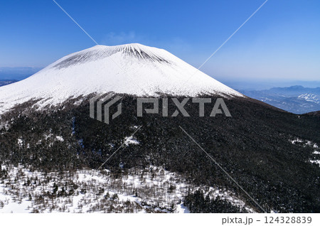 快晴の空と雪化粧した浅間山の絶景(ガトーショコラ)・黒斑山展望 快晴の空と雪化粧した浅間山の絶景(ガトーショコラ)・黒斑山展望 124328839