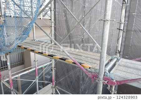 高層マンション外壁修繕工事の足場 124328903