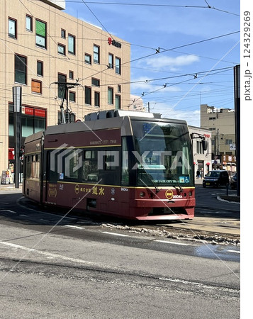 函館市街を走る路面電車 124329269