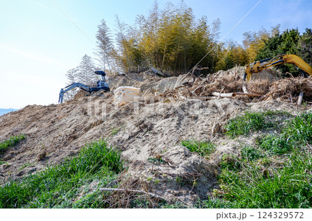 重機が置かれた宅地造成中風景 124329572
