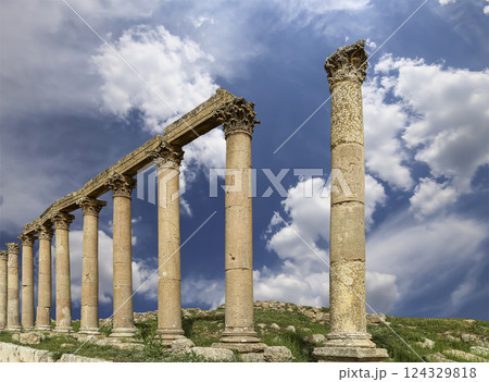 Roman Columns in the Jordanian city of Jerash (Gerasa of Antiquity), capital and largest city of Jerash Governorate, Jordan. Against the background of a beautiful sky with clouds 124329818