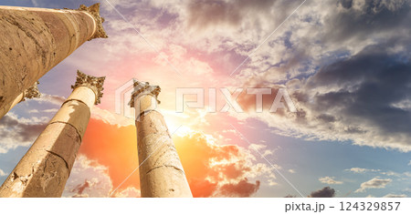 Roman Columns in the Jordanian city of Jerash (Gerasa of Antiquity), capital and largest city of Jerash Governorate, Jordan. Against the background of a beautiful sky with clouds 124329857