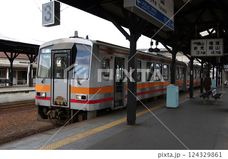 田舎の駅に停車しているローカル線のワンマン列車 124329861