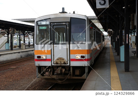 田舎の駅に停車しているローカル線のワンマン列車 124329866
