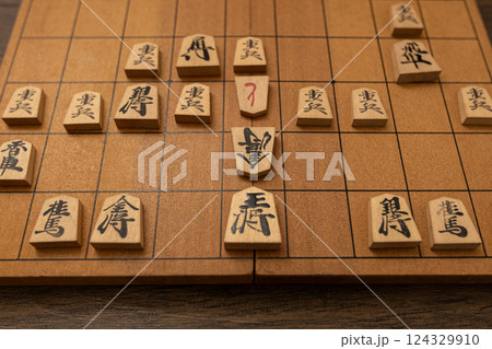 将棋盤と将棋の駒　詰みになっている 124329910