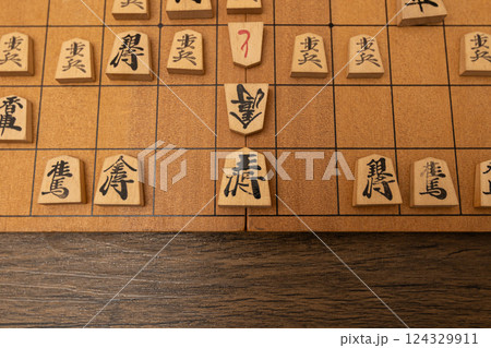 将棋盤と将棋の駒　詰みになっている 124329911