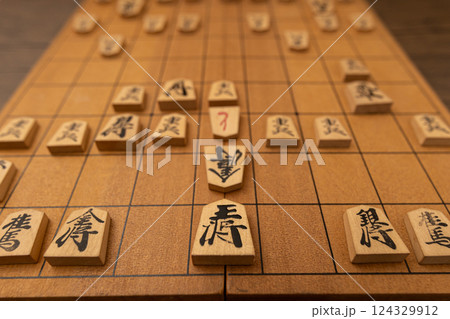 将棋盤と将棋の駒 詰みになっている 将棋盤と将棋の駒 詰みになっている 124329912