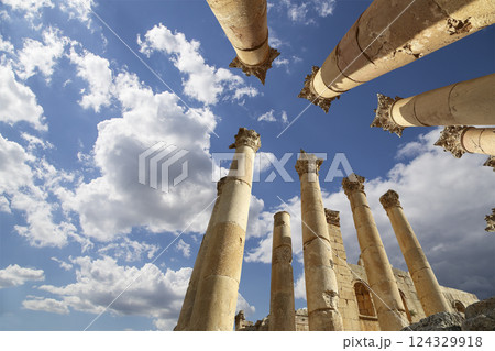Roman Columns in the Jordanian city of Jerash (Gerasa of Antiquity), capital and largest city of Jerash Governorate, Jordan. Against the background of a beautiful sky with clouds Roman Columns in the Jordanian city of Jerash (Gerasa of Antiquity), capital and largest city of Jerash Governorate, Jordan. Against the background of a beautiful sky with clouds 124329918