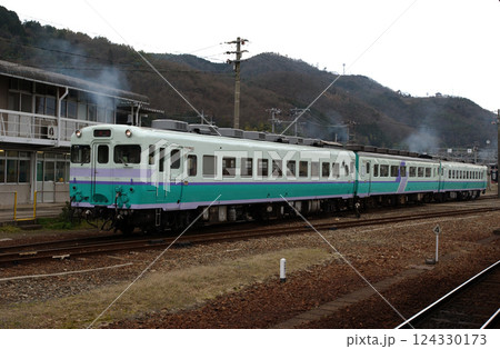 山奥の駅に到着する急行列車 山奥の駅に到着する急行列車 124330173