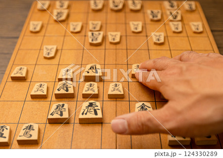 将棋を指している男性の手元 将棋を指している男性の手元 124330289