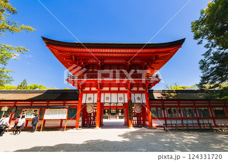 春の京都　下鴨神社　楼門 124331720