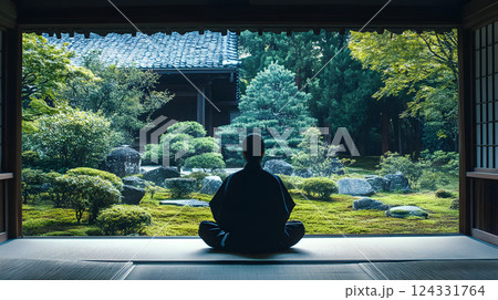座禅を組む僧侶の後ろ姿と寺院と日本庭園 124331764