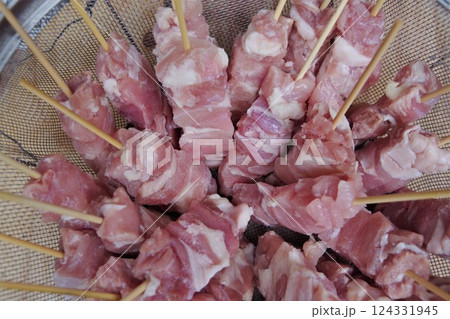 鶏肉を一口大に串刺し直火焼き2の写真素材 [124331945] - PIXTA