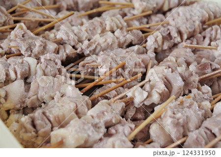 鶏肉を一口大に串刺し直火焼き7 鶏肉を一口大に串刺し直火焼き7 124331950
