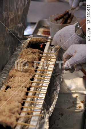 鶏肉を一口大に串刺し直火焼き8 124331951