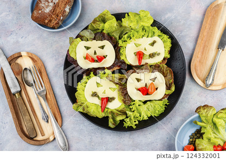 Mini sandwiches with monster faces. 124332001