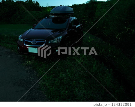三重県津市一色町　ホタルに囲まれた車 124332091