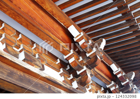 恐山菩提寺仁王門の伝統寺社建築 屋根を支える柱頭の組物 124332098