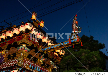 春の高山祭り 夜祭り 屋台と提灯　飛騨高山4月 124332173
