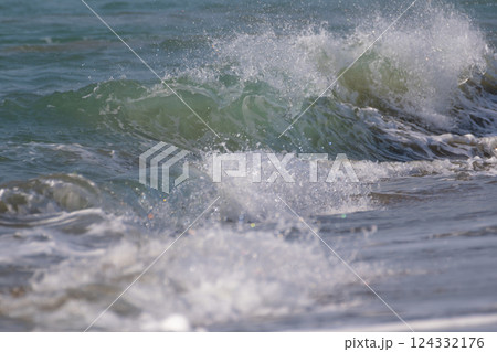 打ち寄せる波 打ち寄せる波 124332176