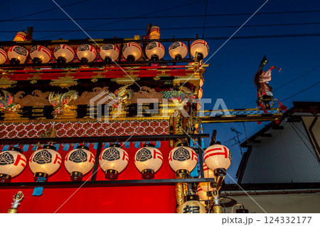 春の高山祭り 夜祭り 屋台と提灯　飛騨高山4月 124332177