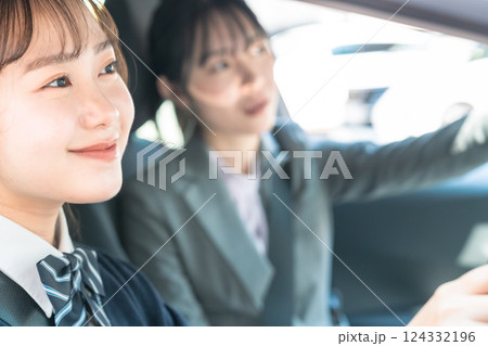 教習所で運転練習に励む高校生と教官 124332196