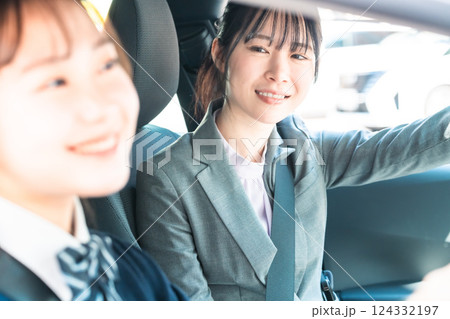 教習所で運転練習に励む高校生と教官 教習所で運転練習に励む高校生と教官 124332197
